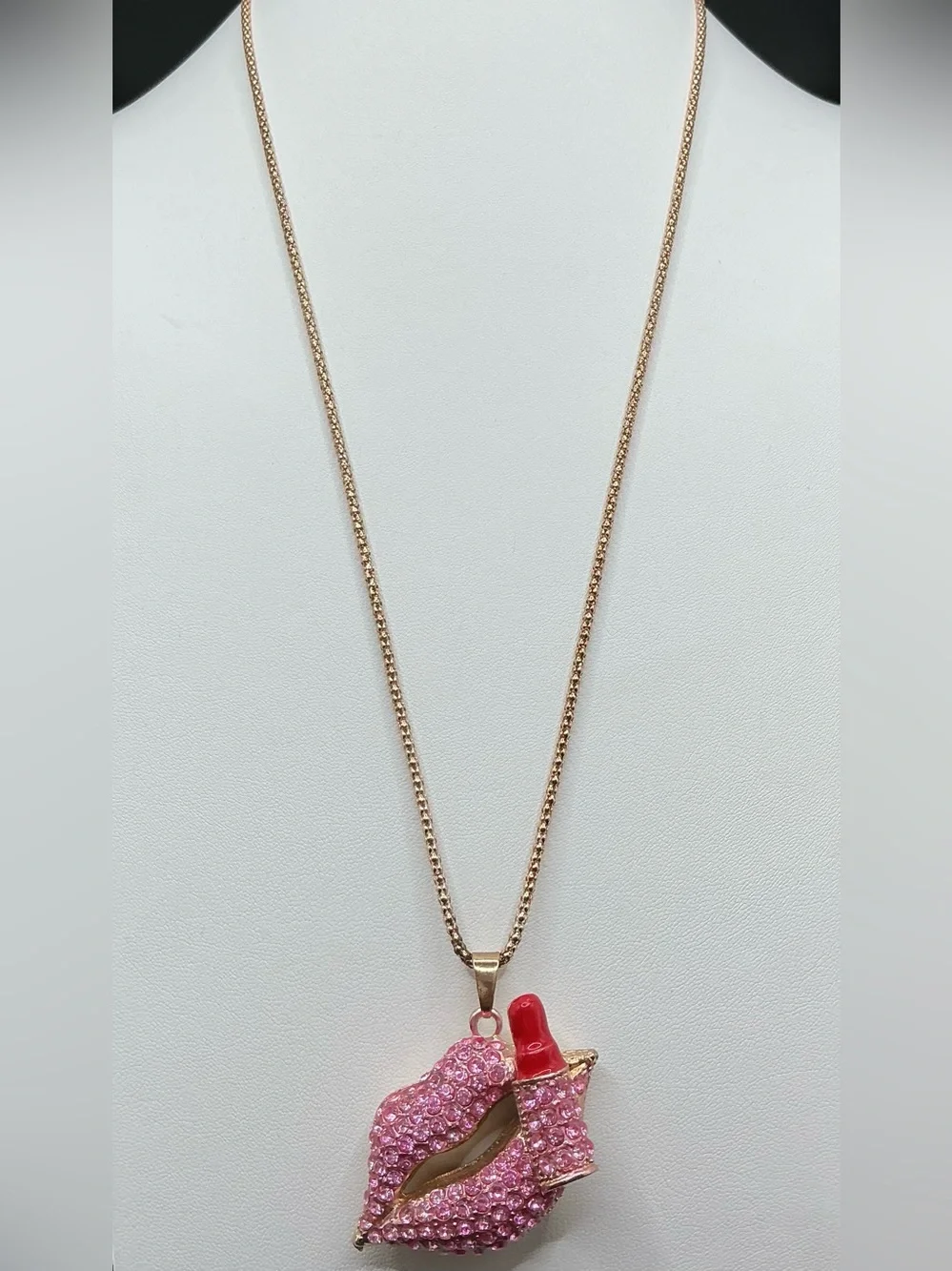 BETSEY JOHNSON GOLD TONE PINK CRYSTAL PAVE RED ENAMEL LIP AND LIPSTICK PENDANT
